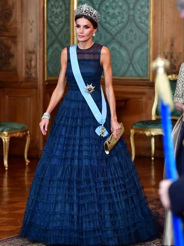 ¿Quién dijo que no se puede ir de gala con una prenda low cost? Doña Letizia demostró lo contrario cuando se presento en una cena de gala con los reyes de Suecia con este impresionate vestido azul. Y sí, aunque no lo creas, se trataba de una prenda de H&M que también había lucido Victoria de Suecia anteriormente.