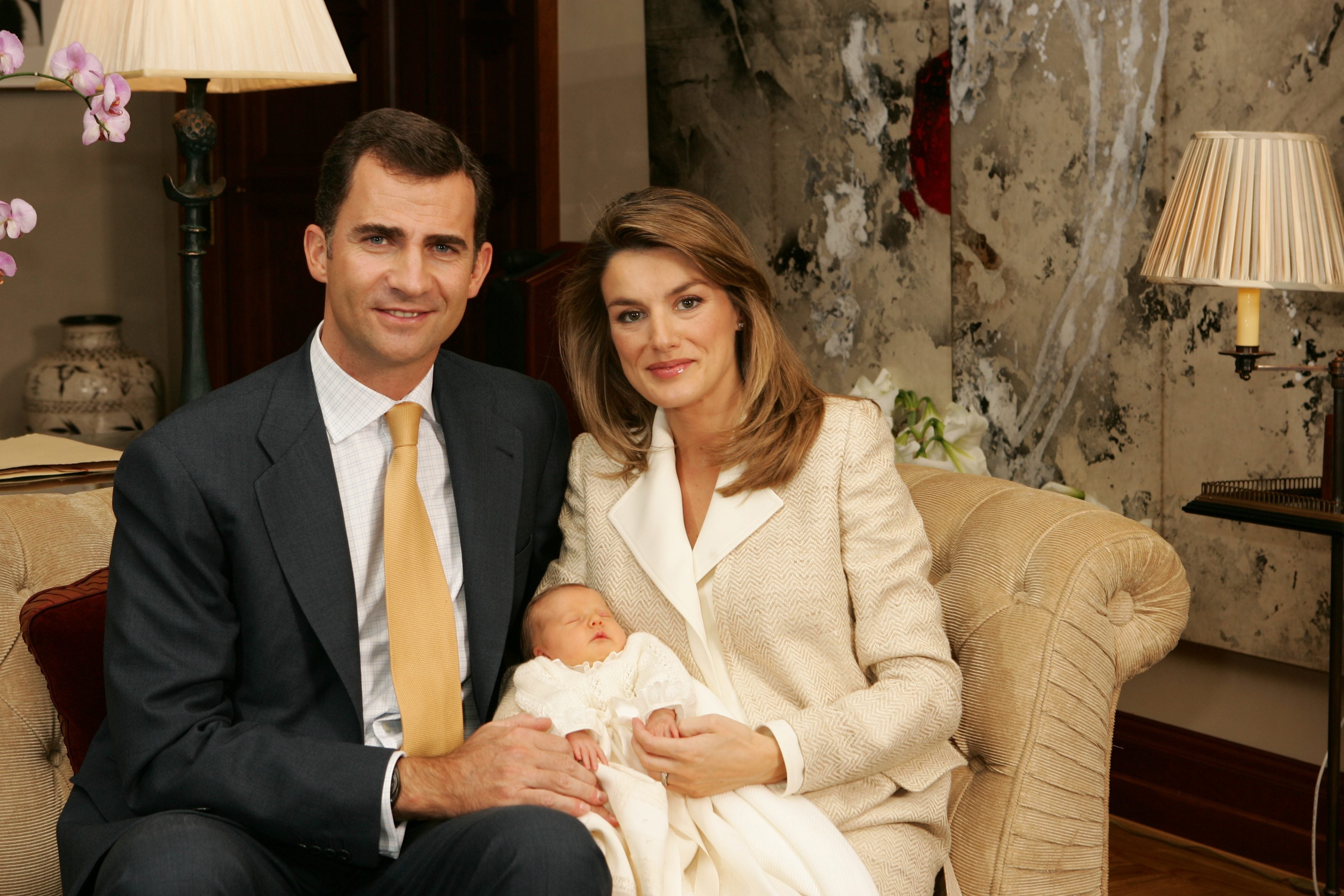 Don Felipe y doña Letizia en la presentación de su primera hija, la princesa Leonor. La futura reina de España nació el 31 de octubre de 2005.
