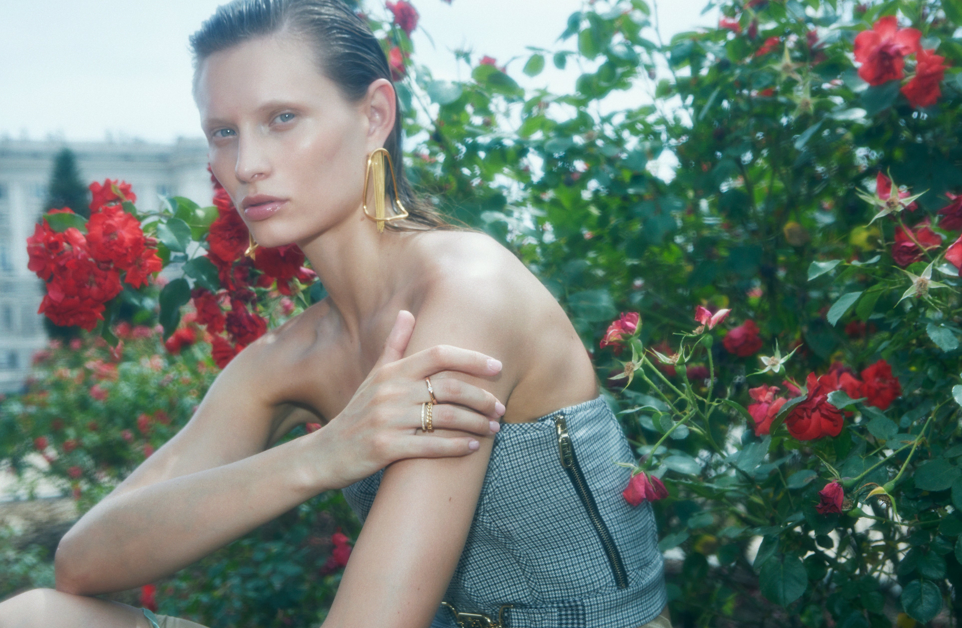 Corsé de Fendi, pendientes de Giner & Velvet y anillos de Chocrón.