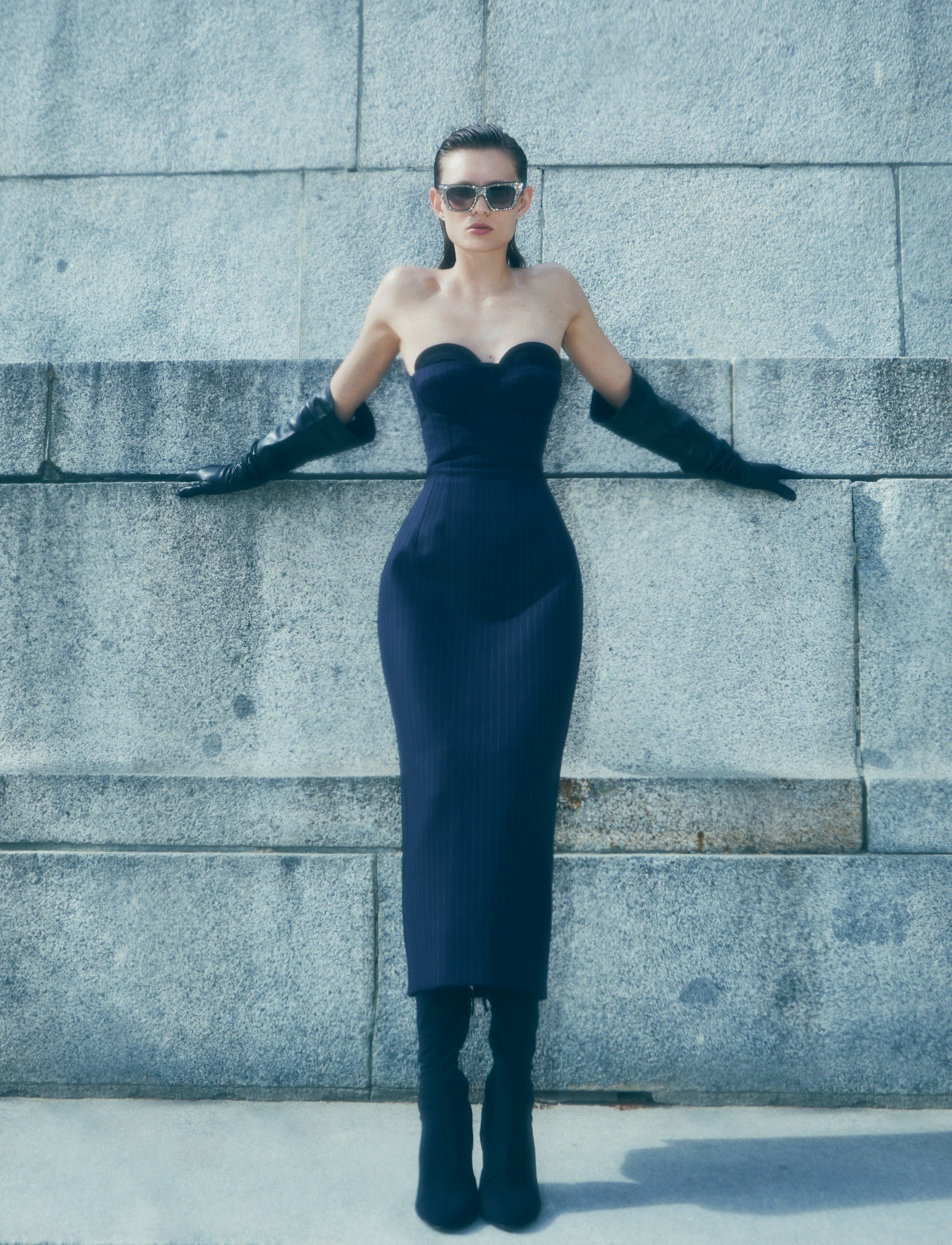 Vestido de Sportmax, botas de Giuseppe Zanotti, gafas de sol de Celine y guantes de Philosophy di Lorenzo Serafini.