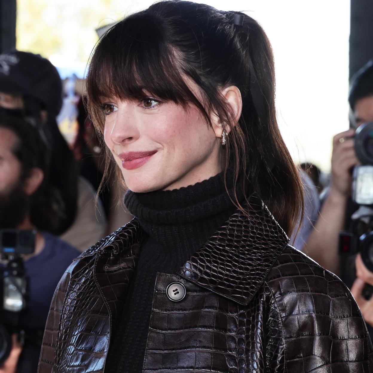 En la foto, Anne Hathaway en el desfile de Michael Kors con un nuevo corte de pelo con flequillo muy favorecedor.