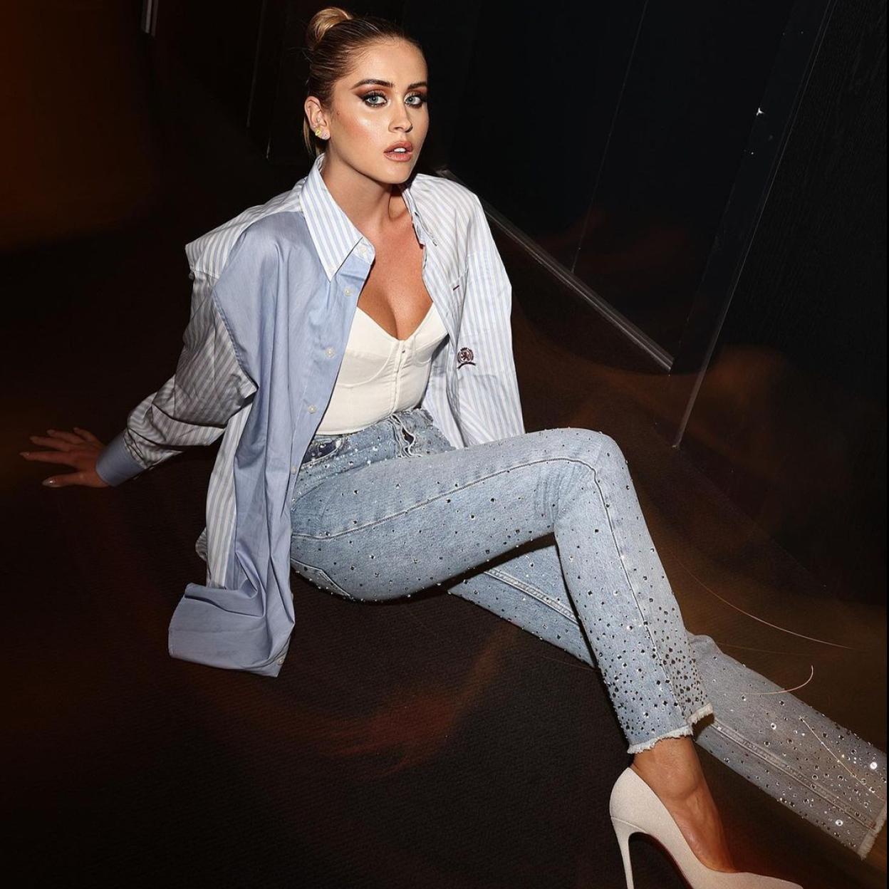 La influencer Valentina Ferragni con vaqueros con brillantes.