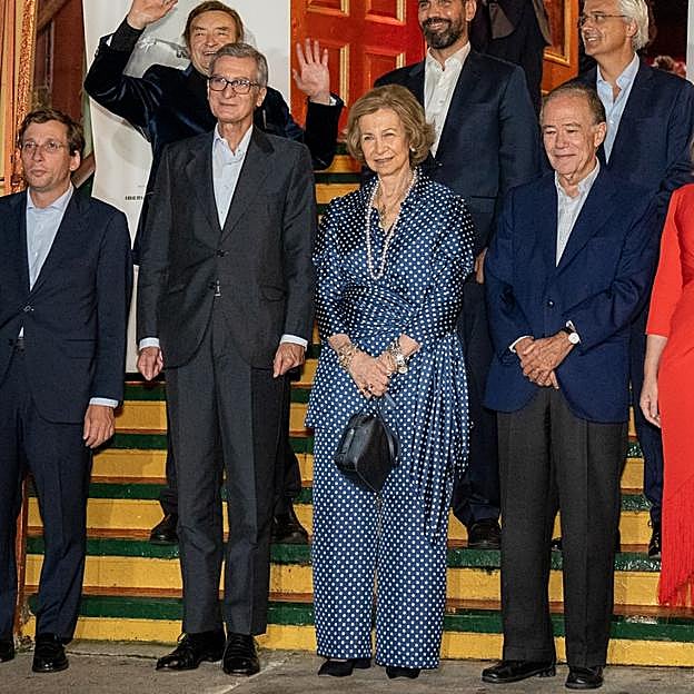 La reina Sofía con un look de lunares.
