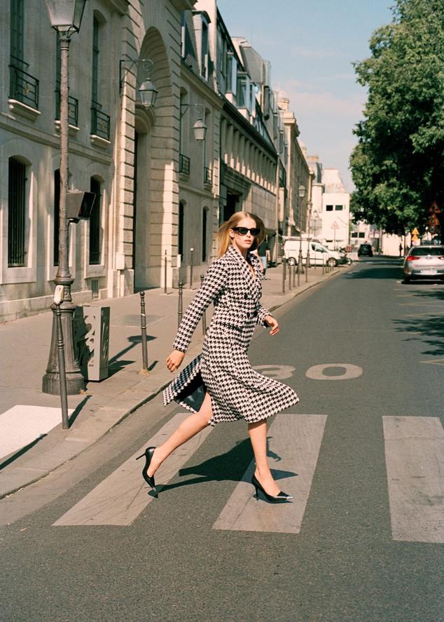 Otra de las prendas clave de la nueva colección de Mango es este elegante abrigo con doble botonadura. Abrigo de lana de Mango (139 euros). 