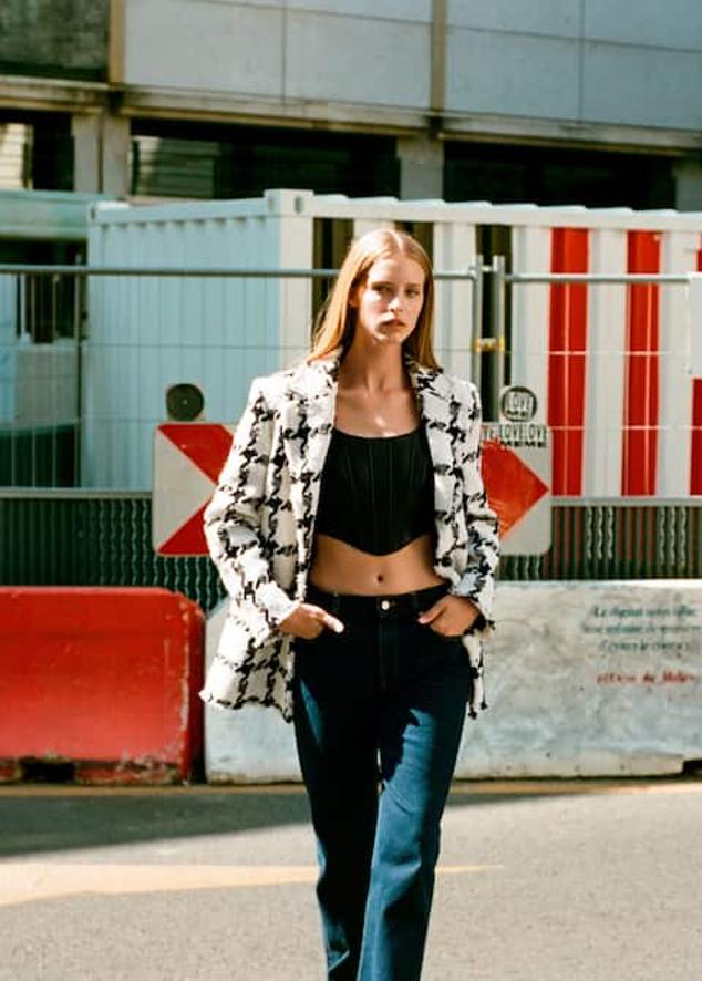 La prenda más elegante de la nueva colección de Mango. Americana con estampado de cuadros de Mango (99,99 euros). 