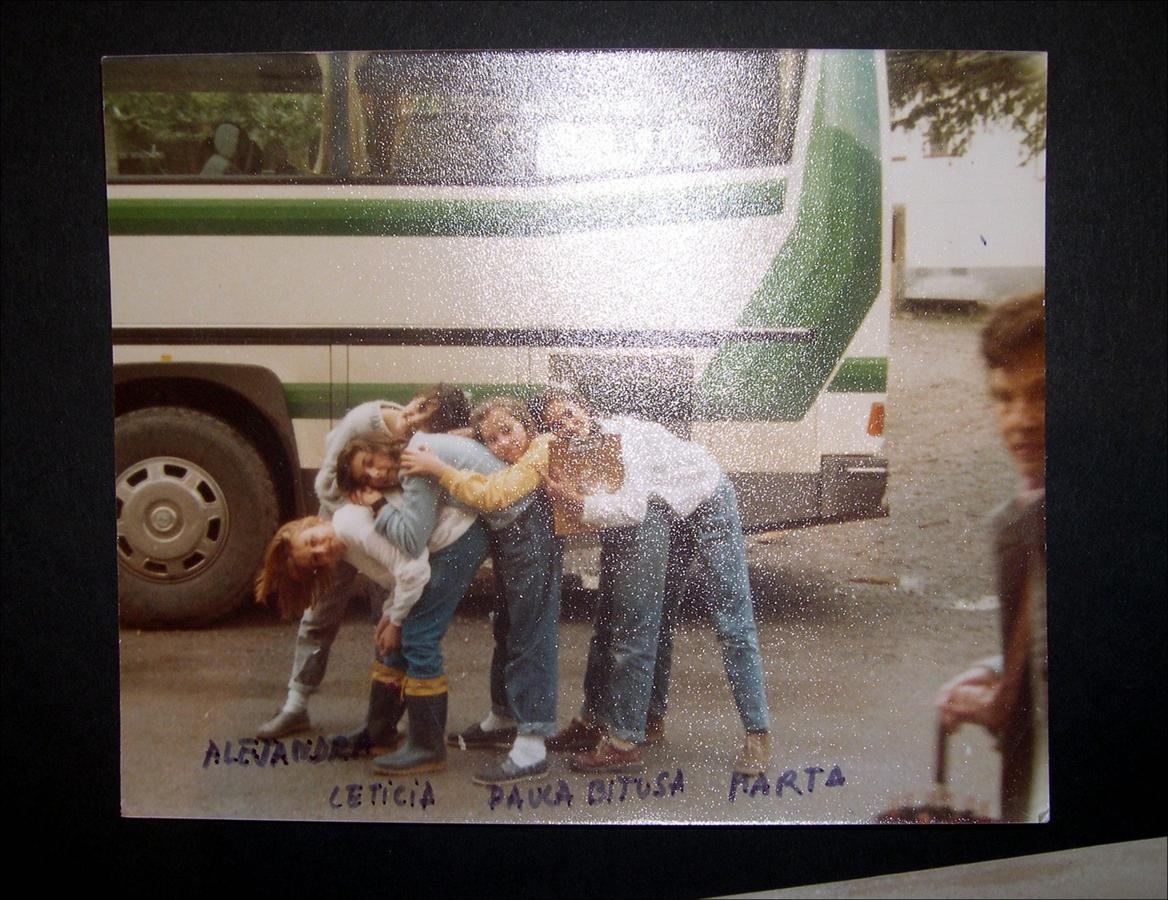 Letizia Ortiz, la primera del grupo, con sus amigas de la infancia durante una excursión del colegio.