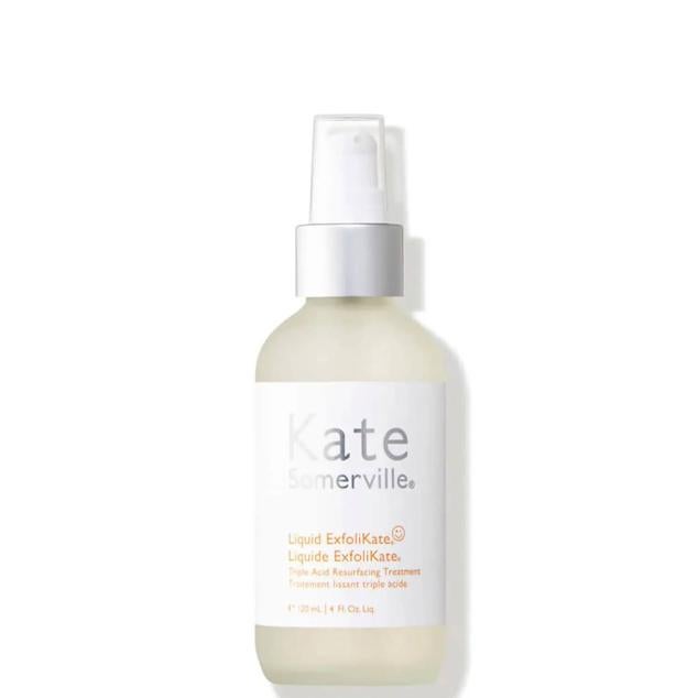 Liquid ExfoliKate Triple Acid Resurfacing Treatment de Kate Somerville revitaliza el aspecto gracias a su mezcla triple de ácidos y enzimas de frutas que se deshacen de células muertas y residuos, permitiendo que la te reluzca. Además, el extracto de té y la miel calman y se aseguran de que no haya irritación o sequedad, mientras los péptidos promueven la firmeza y elasticidad. Cómpralo aquí