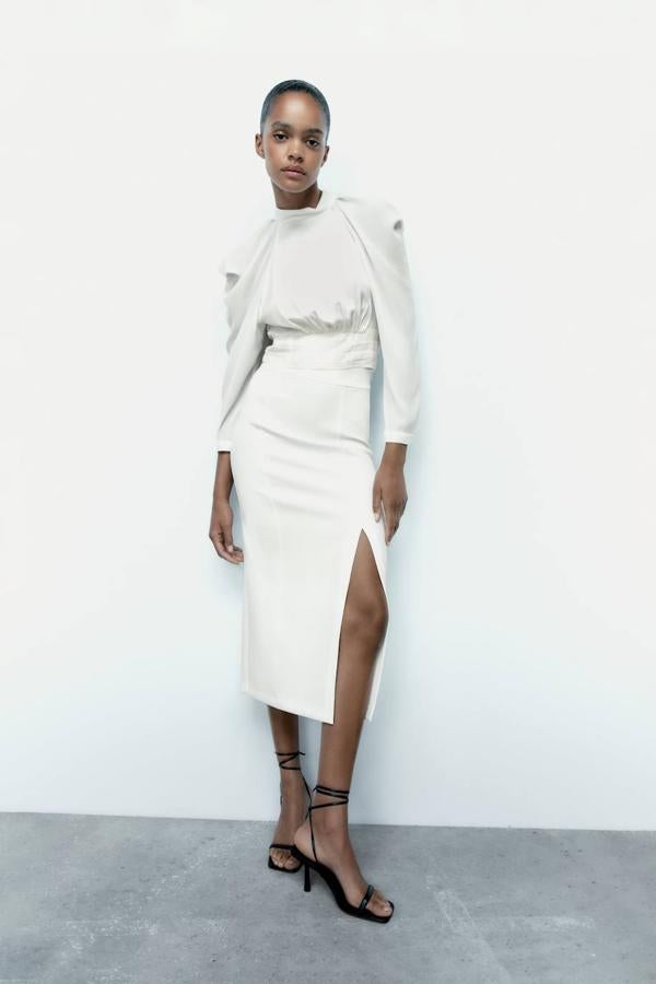 Falda lápiz entallada de tiro alto con detalle de abertura delantera en el bajo, color blanco, de Zara. La encontrarás a 29,95 euros.