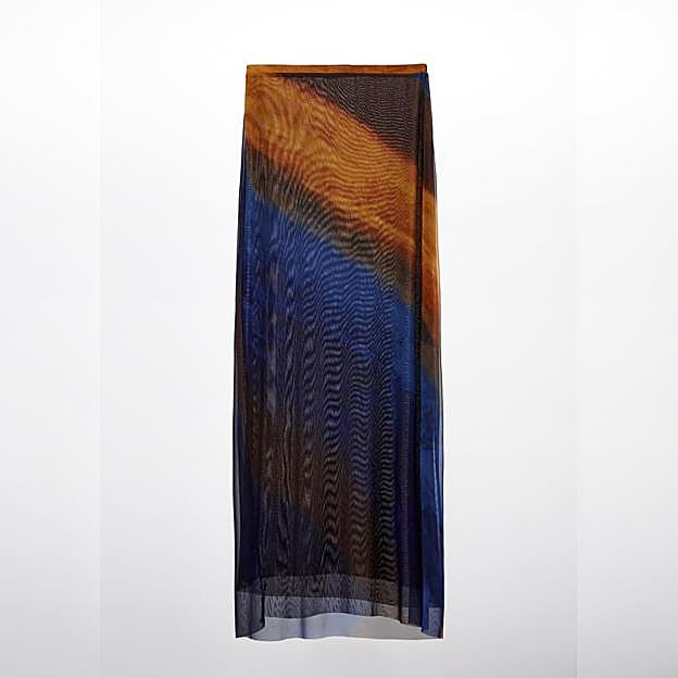 Imagen principal - Falda de tul de Zara: 39,95 euros / Bralette de punto de Zara: 17,95 euros / Blazer oversize efecto piel de Mango: 69,99 euros.