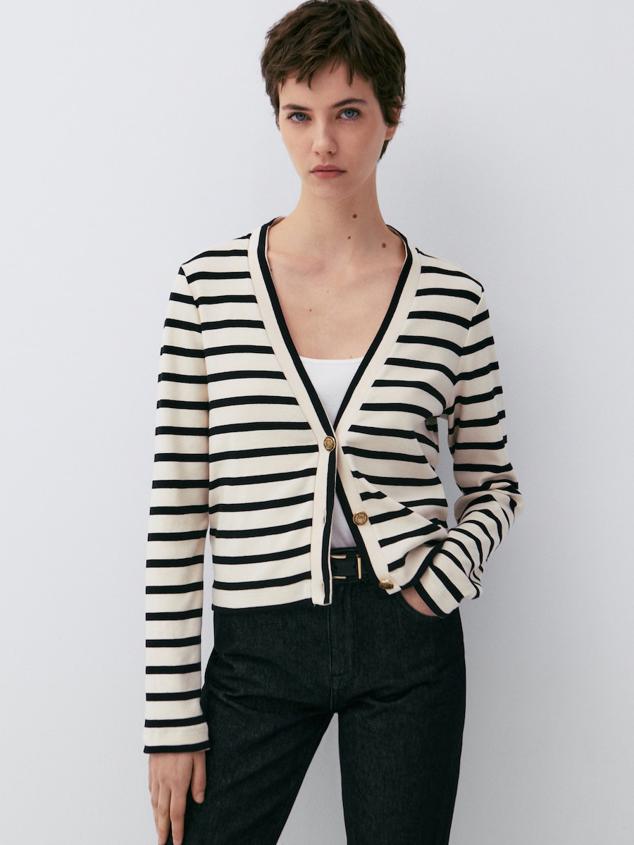 Si estás buscando una versión elegante y atemporal esta será tu chaqueta favorita. Cárdigan de punto con botones dorados de Massimo Dutti (39,99 euros). 
