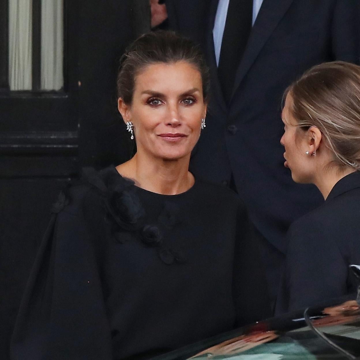 La reina Letizia, a su salida de la embajada española en Londres, antes de visitar la capilla ardiente de Isabel II en Westminster Hall. 