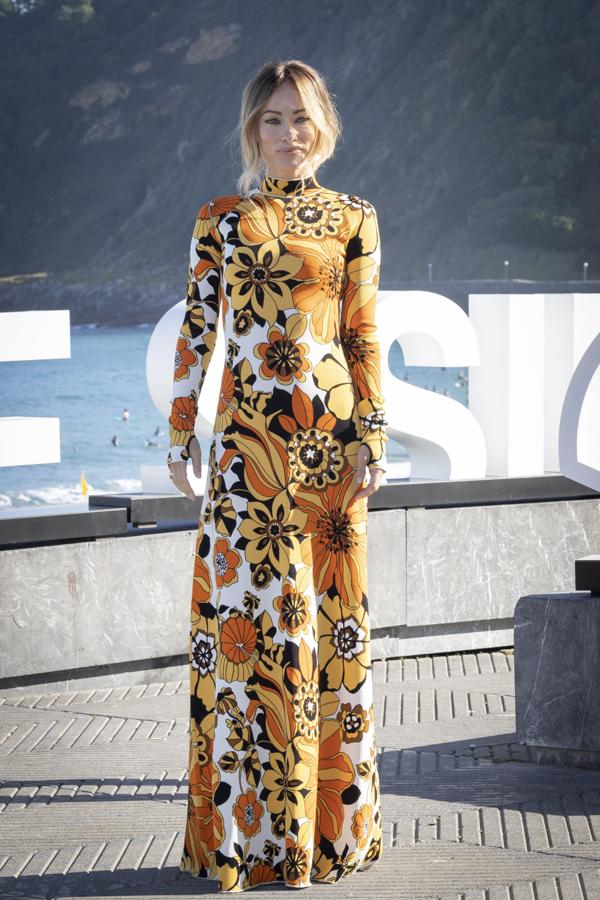 Olivia Wilde ha pasado también por el photocall más informal del Festival de San Sebastián, pero lo ha hecho con un look de diez. Para este momento, la directora y actriz quiso apostar por un vestido de punto largo algo más retro.