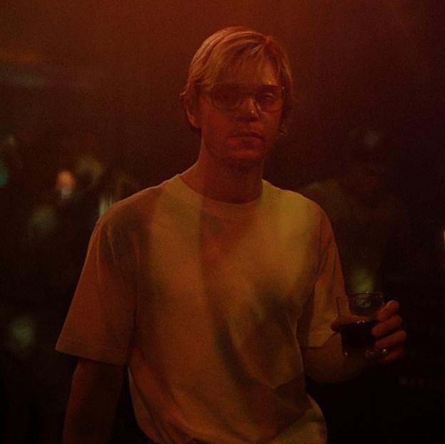 Evan Peters añade un nuevo asesino en serie en su filmografía y Charles Manson ha interpretado a Jeffrey Dhamer.