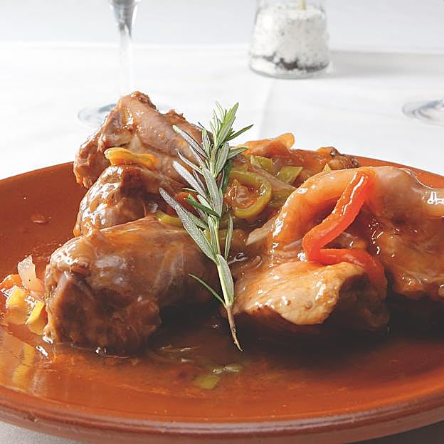 La caldereta de ternasco, una de las recetas presentes en el capítulo Campo, pastoreo y escopeta de Entre pucheros