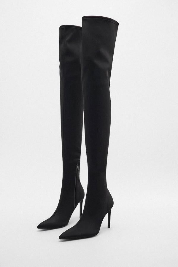 Botas altas confeccionadas en tejido con caña XXL ajustada, acabado en punta y tacón fino, color negro, de Zara. Cuestan 69,95 euros.