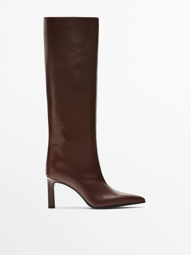 Botas altas en tejido de piel con tacón rectangular y terminadas en punta, color marrón, de Massimo Dutti. Puedes comprarlas por 179 euros.