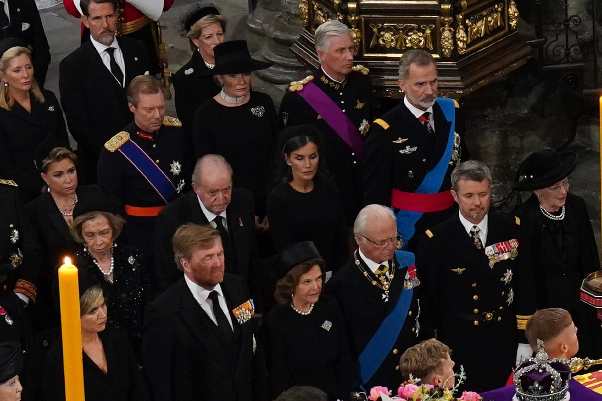Los retes Felipe y Letizia, sentados en segunda fila junto a los reyes eméritos, don Juan Carlos y doña Sofía, en el funeral de la reina Isabel II de Inglaterra.