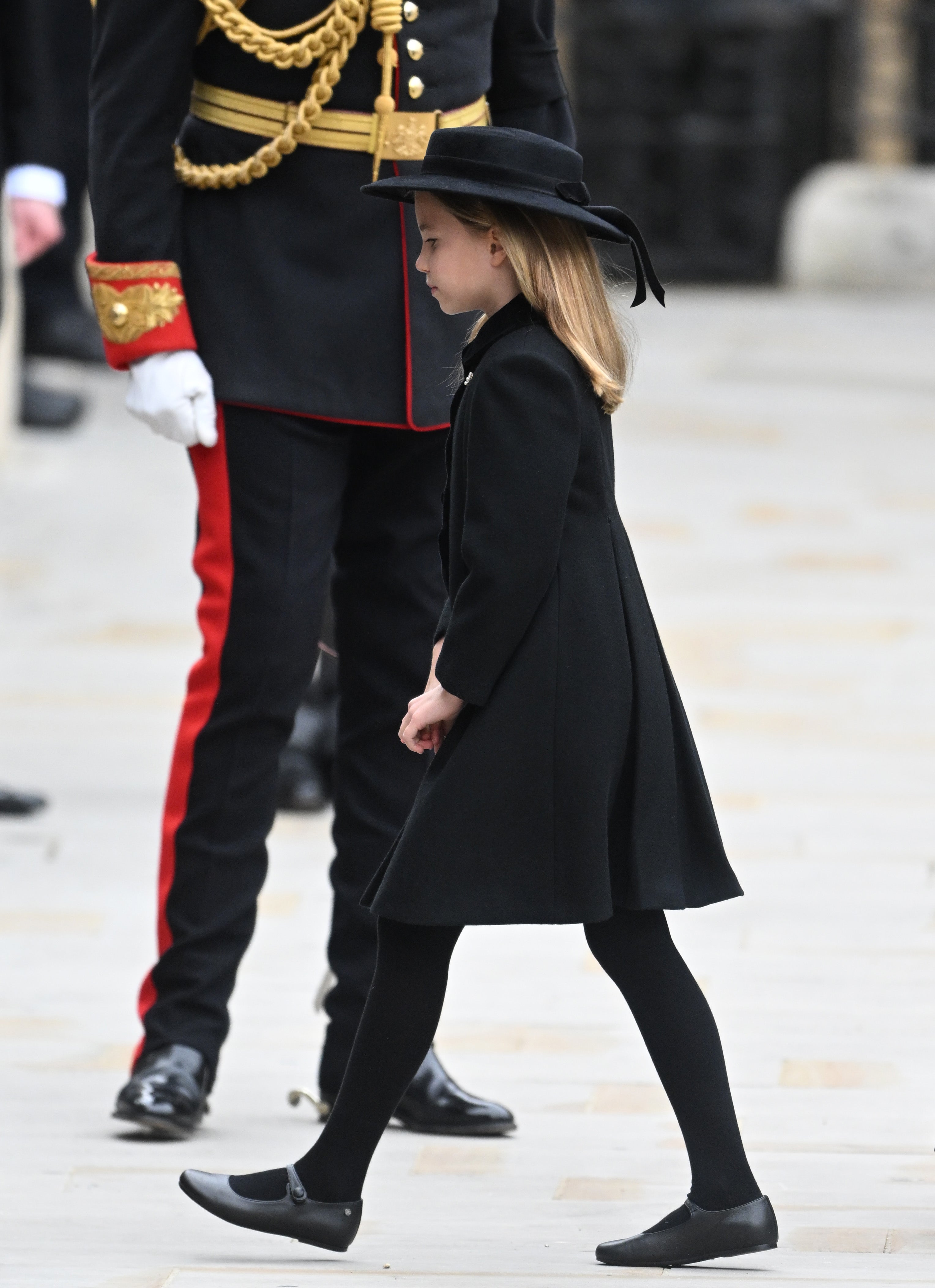 Sin duda, una de las imágenes más conmovedoras del día es esta foto de la princesa Charlotte, de 7 años, en el funeral de la reina Isabel II de Inglaterra.