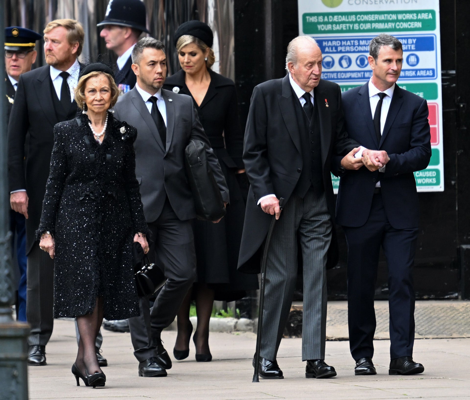 El rey Juan Carlos I de España junto a la reina Sofía, a su llegada al funeral de la reina Isabel II de Inglaterra. Justo detrás de nuestros reyes eméritos, los reyes de Holanda, Guillermo y Máxima.