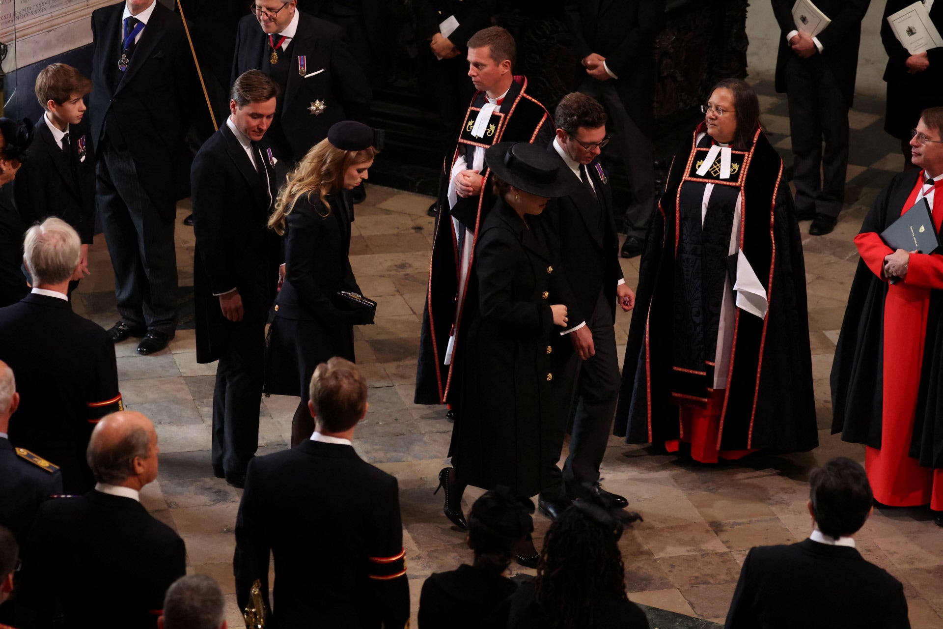 Las princesas Beatriz y Eugenia de York, junto a sus maridos, entran en la Abadía de Westminster para el funeral de su abuela, la reina Isabel II de Inglaterra.