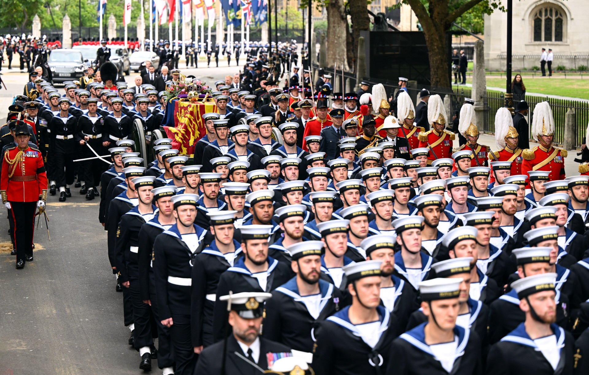 142 miembros de la 'royal navy' han acompañado el féretro de Isabel II a la salida de la Abadía de Westminster.