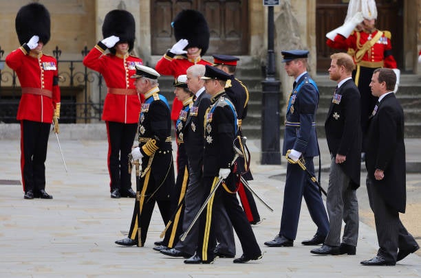 El rey Carlos III ha llegado al funeral de la reina Isabel II acompañado de sus hermanos, la princesa Ana y los príncipes Andrés y Eduardo, y de sus hijos, Guillermo y Enrique.