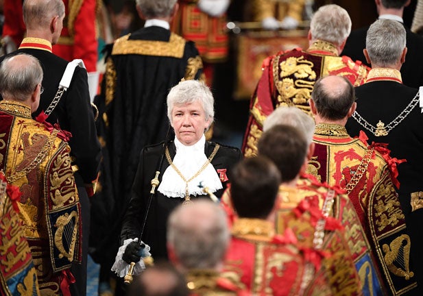 Sarah Clarke, la única 'Black Rod' en la historia de Inglaterra, la primera mujer en dirigir Wimbledon y la última en despedirse de la reina Isabel II