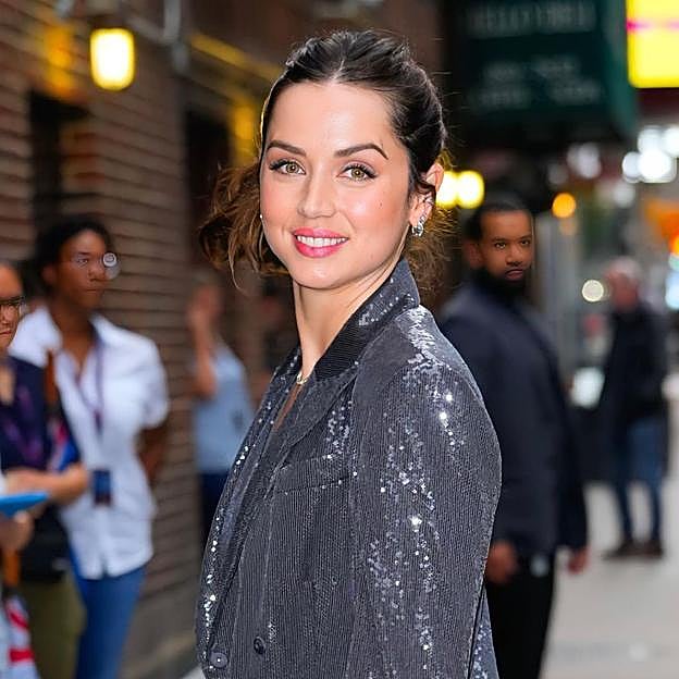 Dice Ana de Armas que vayas buscando un traje de lentejuelas porque será tu mejor aliado en los eventos de invierno