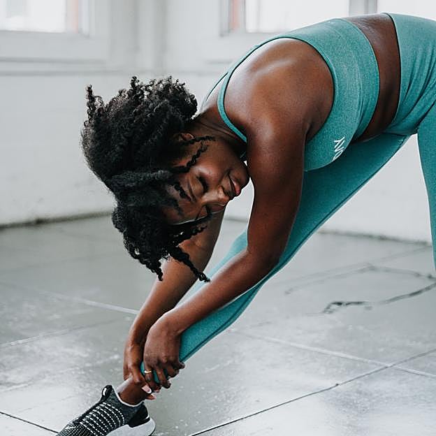 Mujer realizando ejercicio. 
