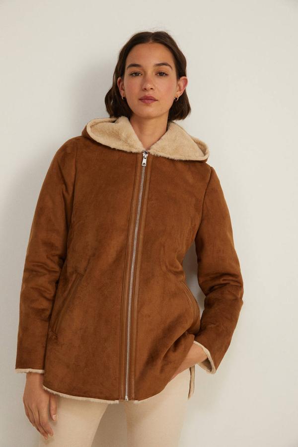 Chaqueta en tejido efecto piel suave con forro de borreguillo, capucha, manga larga, silueta recta, bolsillos y cierre de cremallera, en marrón medio y beige, de Springfield. La puedes encontrar a 89,99 euros.