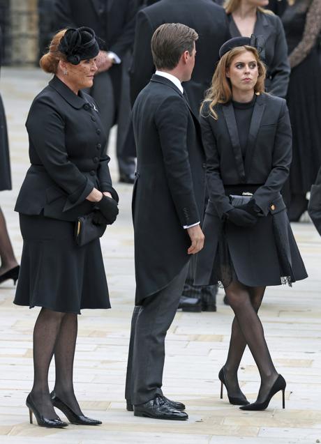 Imagen - Sarah Ferguson, su hija, la princesa Beatriz, y su marido, Edoardo Mapelli, en un momento de espera durante el funeral de la reina Isabel II (Foto: GTRES).