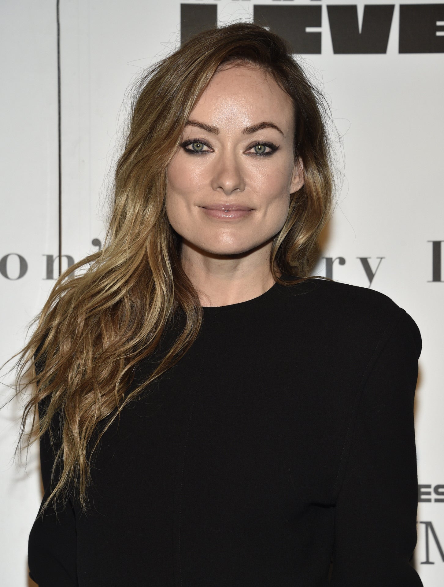 Olivia Wilde o cómo llevar un vestido negro básico de punto que hay en Zara muy barato