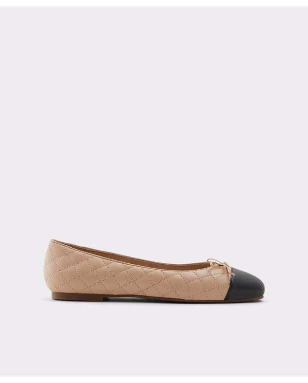 Bailarina plana con puntera redondeada a contraste, diseño acolchado efecto piel y detalle de lanzo en la parte delantera, en color natural y negro, de Aldo. Las encontrarás en El Corte Inglés por 99,95 euros. Cómpralo aquí