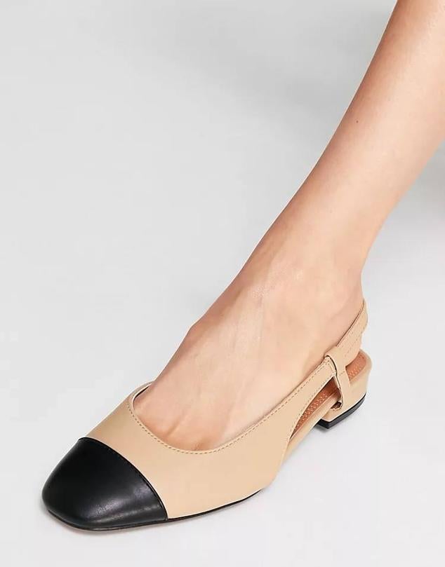 Bailarina efecto piel con diseño destalonado con tira trasera y punta redondeada, en negro y nude, de Asos. Está disponible a 22,99 euros. Cómpralo aquí