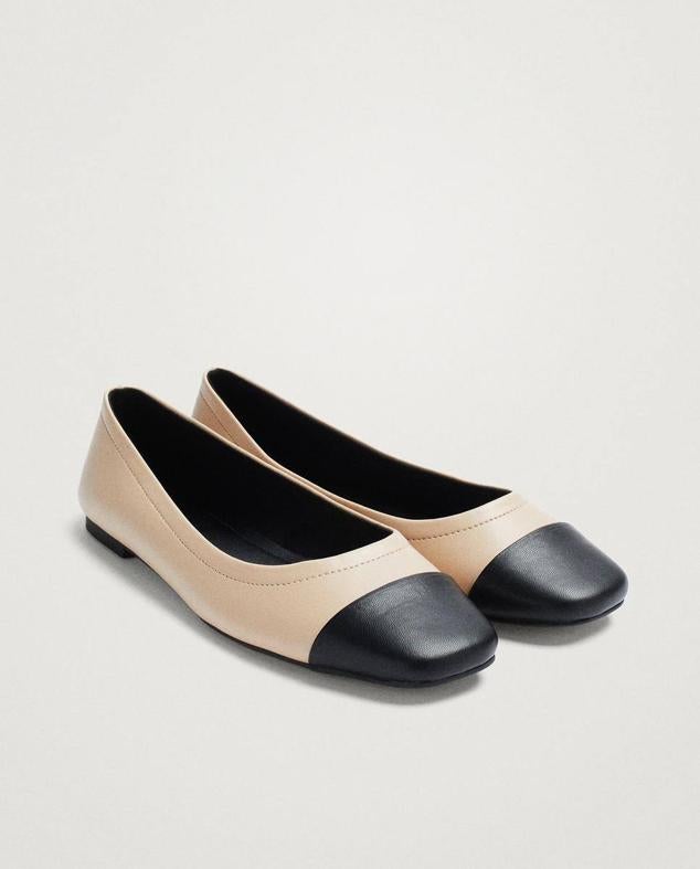 Bailarina plana con punta y escote redondeados, tejido efecto piel y combinación de colores en negro y crudo, de Parfois. Cuesta 22,99 euros. Cómpralo aquí