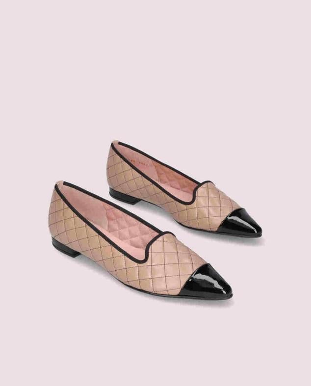 Bailarinas con diseño slipper en tejido de napa acolchado lustroso, terminación en punta a contraste de charol negro y pequeño tacón, en nude, de Pretty Ballerinas. Cómpralas en El Corte Inglés a 229 euros. Cómpralo aquí