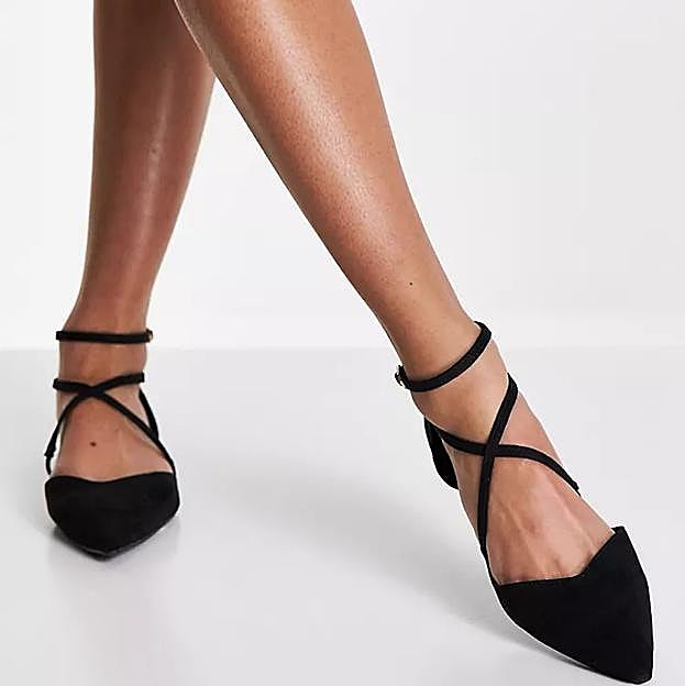 Bailarinas negras cruzadas de Asos Design.