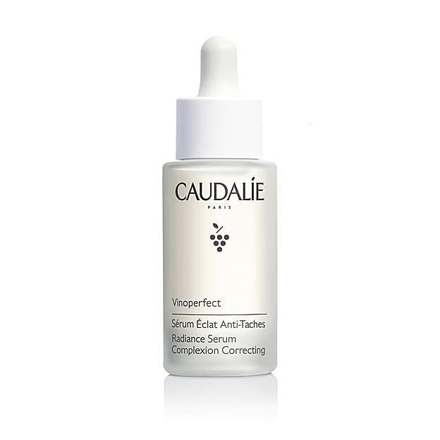 Imagen principal - En grande, el sérum Vinoperfect de CAUDALIE (47€). A continuación, el sérum Bio10 forte de BELLA AURORA (31,70€). Finalmente, elsérum con Vitamina C de GARNIER (12,95€).