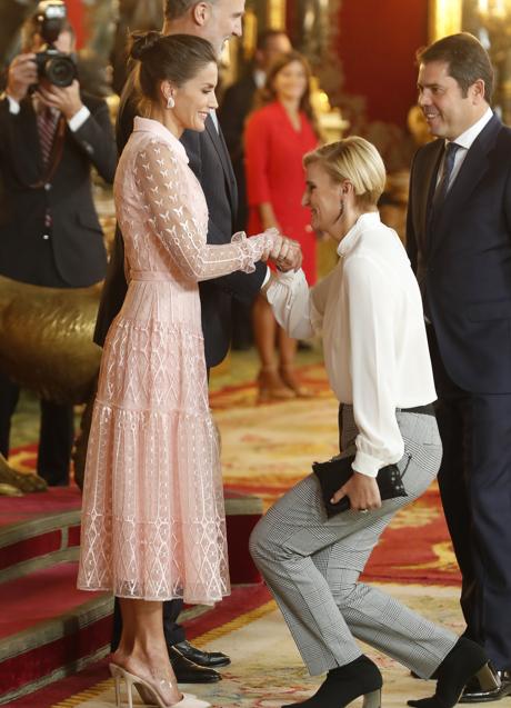 Imagen - María Zurita saluda a la reina Letizia en la recepción del Dïa de la Hispanidad de 2019. (Foto: GTRES)