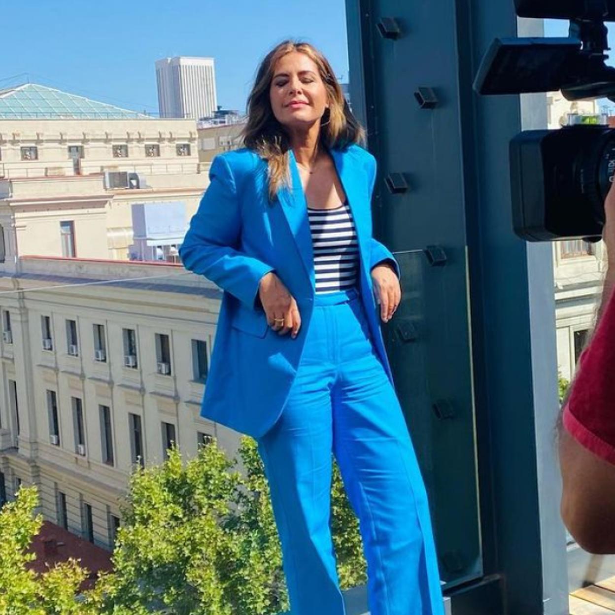 Nuria Roca con un traje de Mango.