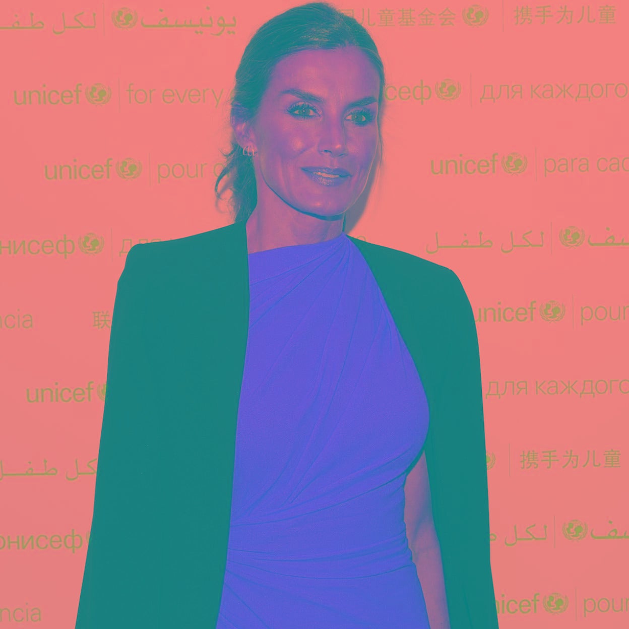 La reina Letizia acertó absolutamente en Nueva York con un vestido rojo de Zara, bajo una rigurosa americana negra, que llevó sobre los hombros. 