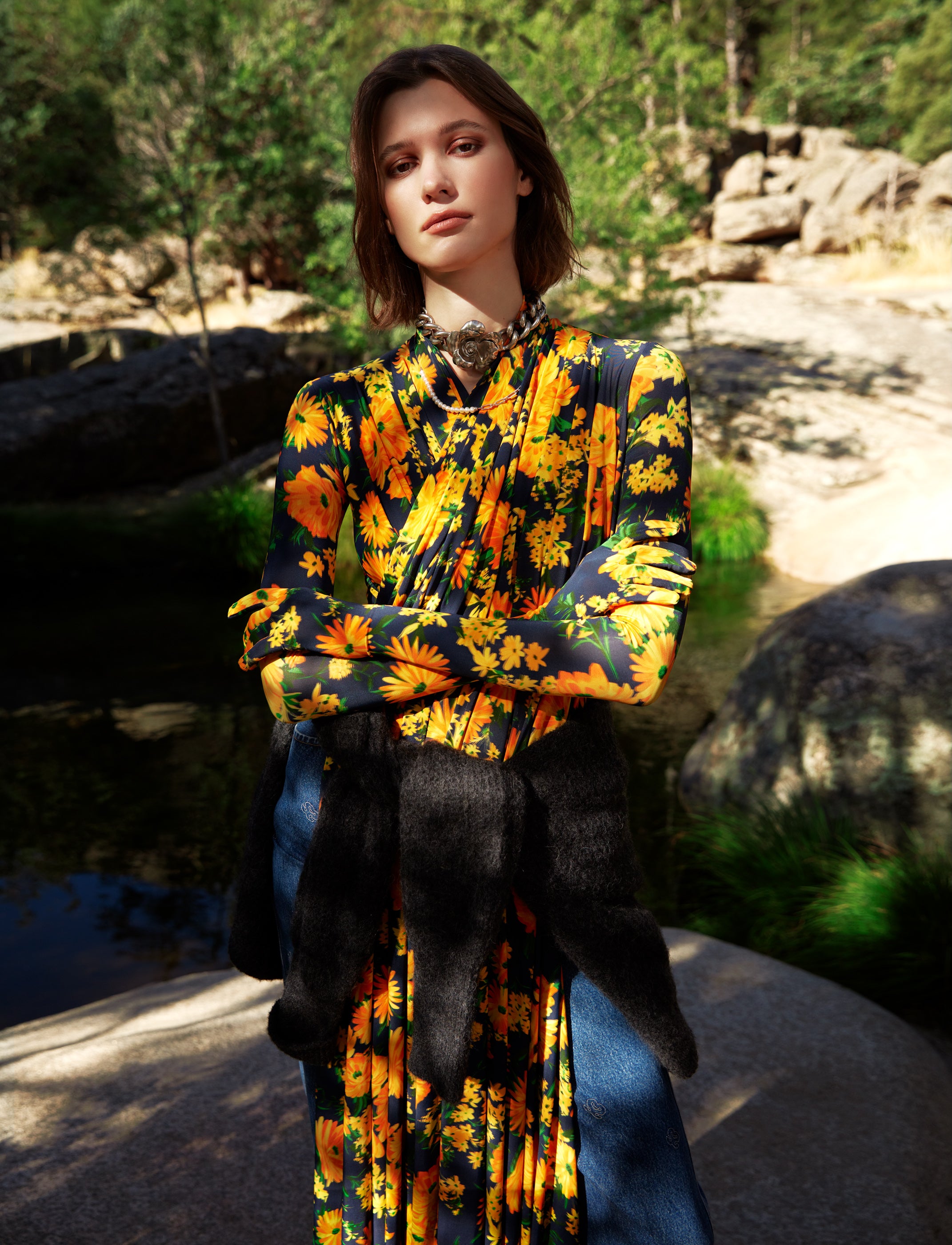 Vestido de Balenciaga, jeans de Sandro y cárdigan de American Vintage. El collar con flores es de Roberto Cavalli y el de eslabones finos, de Thomas Sabo.