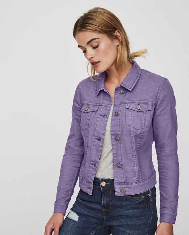 Cazadora vaquera de mujer en color lila claro. Manga larga, con elastano, con cierre de botones plateados y detalle de cuatro bolsillos delanteros. Precio: 29,99 euros en El Corte Inglés. Cómpralo aquí