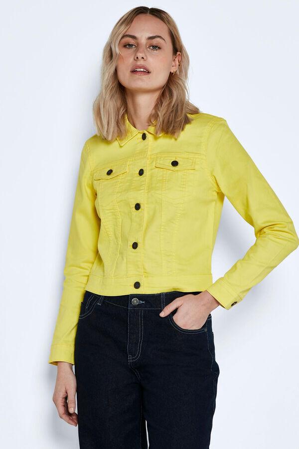 Cazadora denim slim fit, de manga larga y tejido elástico. Cuello de solapa y cierre frontal abotonado. Disponible en dos colores: verde y amarillo. Precio: 20,99 euros en Springfield. Cómpralo aquí