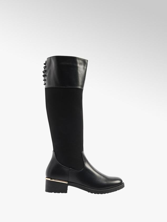 Botas de caña alta en color negro y cierres mediante cordones para crear contraste con sus materiales. Son de Deichmann. Precio: 39,99 €.