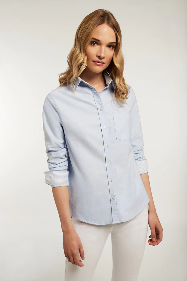 Camisa con cuello camisero y corte holgado. Diseñada en suave algodón sobre fondo azul cielo. Además, cuenta con bordado de la firma en la solapa del pecho izquierdo. Es una prenda made in Spain. Es de Polo Club. Precio: 49,90 €.