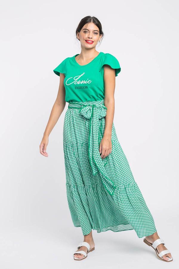 Falda larga con volantes con un estampado bicolor. Cuenta con un cinturón confeccionado del mismo tejido en forma de lazo. Es de Carmen Horneros. Precio: 109 €.