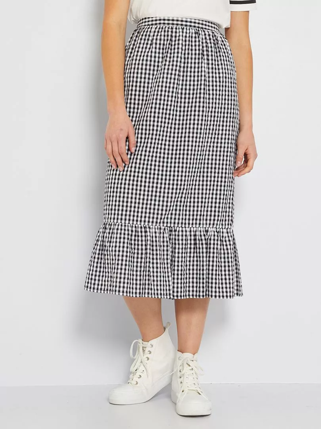 Falda larga con estampado de cuadros vichy con cintura elástica para adaptarse a cualquier silueta. Es de Kiabi. Precio: 18 €.