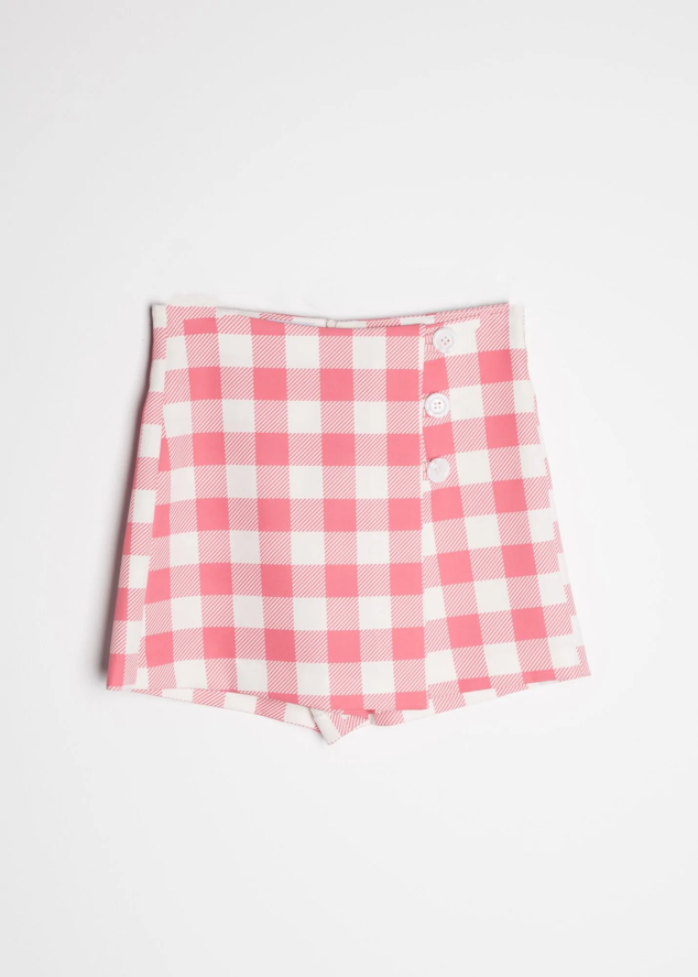 Falda tipo pantalón inspirada en la tendencia Barbiecore mediante cuadros vichy. Es de LetgotoPaname. Precio: 23,20 €.