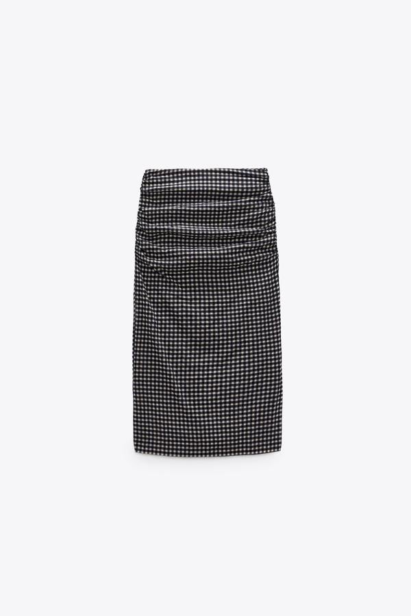 Falda midi con diseño de drapeados de cuadros vichy clásicos para combinar con tank top y blazer. Es de Zara. Precio: 29,95 €.